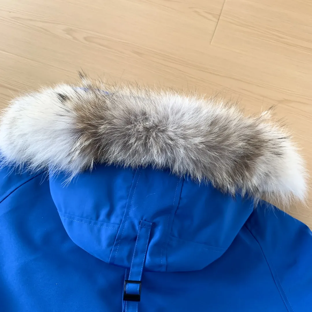 Style No.: Y 83 Canada goose/Canada Goose 01 Couple Expedition Parka Down Jacket, Authentic original version, you need to compare Authentic to check at any time, all accessories are customized from the original factory 💯The fabric is compared to the softness and hardness of Authentic and can be restored by kneading at will (fabric misunderstanding: Fabrics with high hardness are not waterproof. Only those who buy this year's latest Authentic version will notice the softness and comfort of the fabric) 💯Authentic white duck down synchronized with down, fluffy and not clumping, electronically controlled down filling machine filled with down 💯Customized Authentic YKK military-grade copper core zipper puller, high hardness and no jamming 💯The fur collar is purchased from Western Canada coyote skin and is customized 💯Big goose label, collar label, washed label, hang tag, zipper cord, pocket label, back label, collar velvet, Velcro fasteners, all details of cuffs are updated simultaneously with Authentic. The best version, the most complete color matching, battle all kinds of products. Color: Cream White Black Charcoal Gray Navy Blue Red Blue Size: XS-XXL